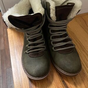 Mossimo Olive Green women’s size 8.5 Winter Boots
